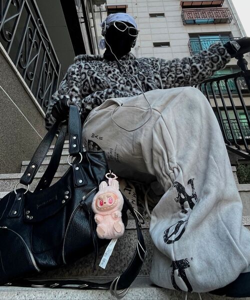 IUGAMAKARAS(イウガマカラス)の「Studded Leather Mini Shoulder Bag (Black)(トートバッグ・レディース・その他・FREE)」の21枚目の写真
