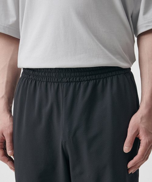 MUSINSA STANDARD（ムシンサスタンダード）の「シアサーカー ルーズ テーパード バンディングパンツ [ダークグレー]（スラックス・メンズ・その他・42/26/28）」の3枚目の写真