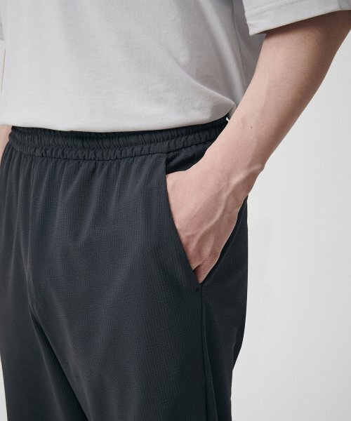 MUSINSA STANDARD（ムシンサスタンダード）の「シアサーカー ルーズ テーパード バンディングパンツ [ダークグレー]（スラックス・メンズ・その他・42/26/28）」の5枚目の写真
