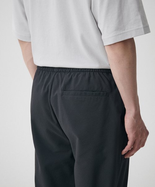 MUSINSA STANDARD（ムシンサスタンダード）の「シアサーカー ルーズ テーパード バンディングパンツ [ダークグレー]（スラックス・メンズ・その他・42/26/28）」の7枚目の写真