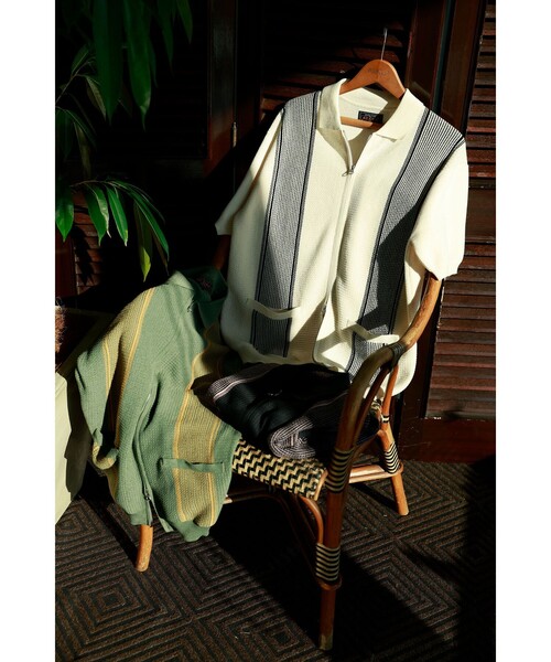 BEAMS PLUS(ビームスプラス)の「Zip Knit Polo Stripe(ポロシャツ・メンズ・オフホワイト/オリーブ/チャコールグレー・SMALL/X-LARGE/MEDIUM/LARGE)」の4枚目の写真