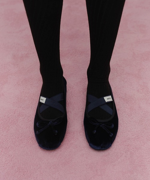 MARITHE + FRANCOIS GIRBAUD(マリテフランソワジルボー)の「W CROSS BANDING VELVET FLAT SHOES(バレエシューズ・レディース・ダークネイビー/バーガンディー/Black・24cm/23cm/25cm)」の9枚目の写真