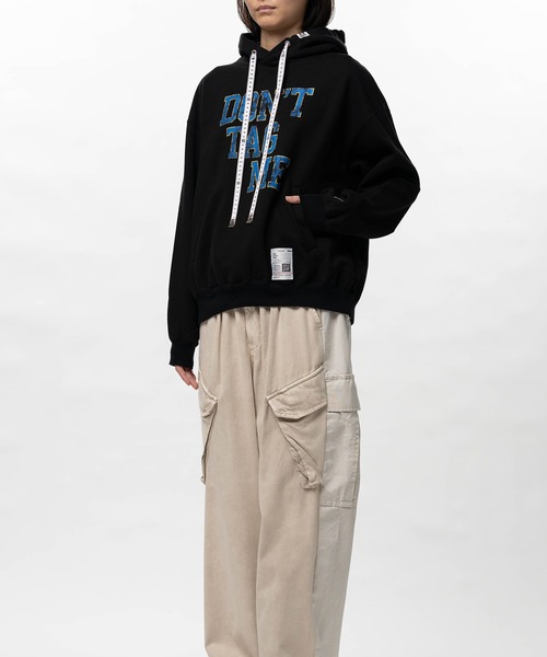 Maison MIHARA YASUHIRO(メゾンミハラヤスヒロ)の「Don't Tag Me Printed Hoodie(スウェット・レディース・ブラック/ホワイト/グレー・38/36)」の6枚目の写真