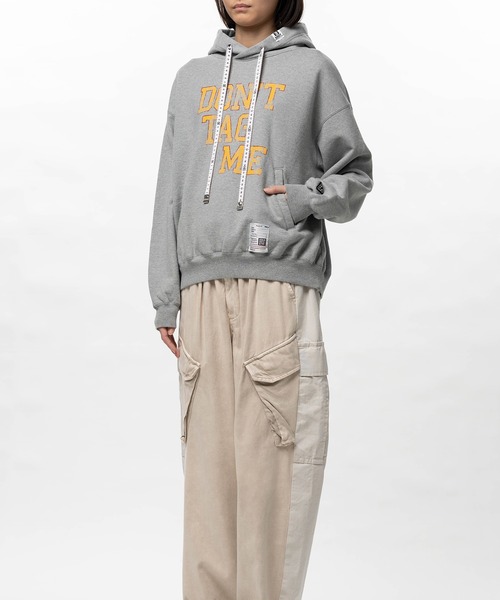Maison MIHARA YASUHIRO(メゾンミハラヤスヒロ)の「Don't Tag Me Printed Hoodie(スウェット・レディース・ブラック/ホワイト/グレー・38/36)」の13枚目の写真