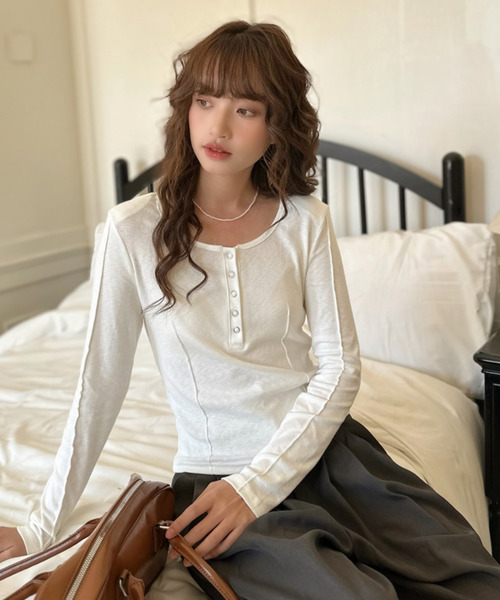 Ada.（エイダ）の「コンパクト ヘンリーネック ロングスリーブ カットソー（Tシャツ/カットソー・レディース・ブラック/ホワイト/グレー・FREE）」の13枚目の写真