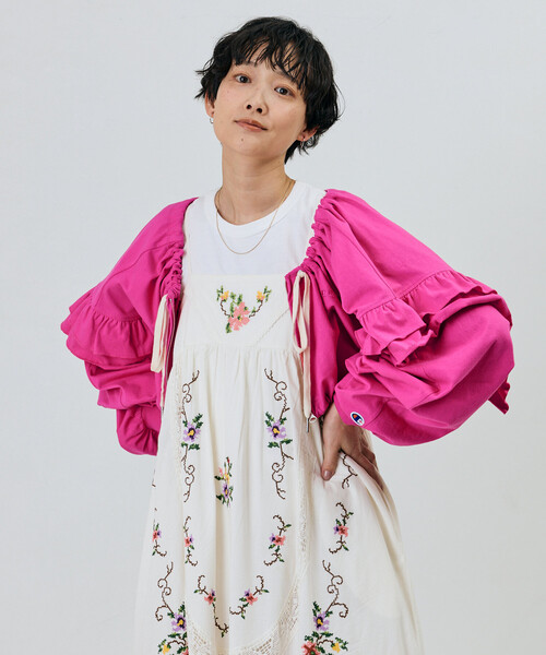 Champion(チャンピオン)の「Champion×Freada/チャンピオン ギャザー×フリル ジップショートボレロ(カーディガン/ボレロ・レディース・ピンク/グレー/ブラック・ONE SIZE)」の5枚目の写真