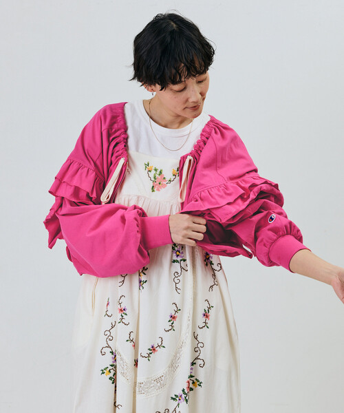 Champion(チャンピオン)の「Champion×Freada/チャンピオン ギャザー×フリル ジップショートボレロ(カーディガン/ボレロ・レディース・ピンク/グレー/ブラック・ONE SIZE)」の8枚目の写真