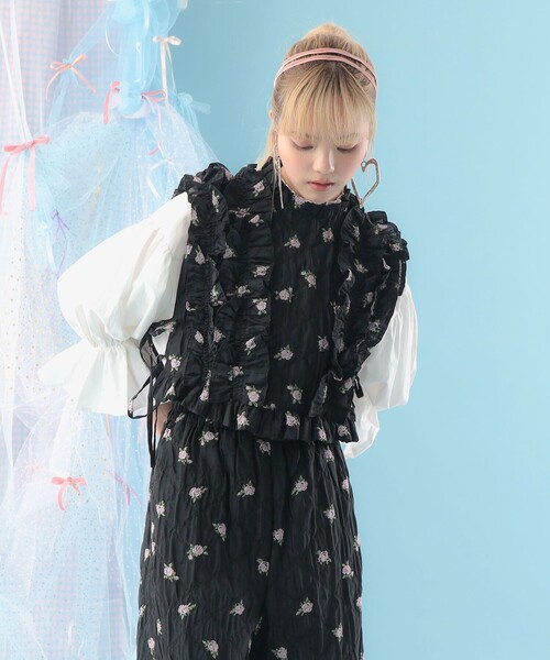 CAROLINA GLASER（カロリナ グレイサー）の「フラワー フリル ベスト（ベスト・レディース・ブラック/オフホワイト・ONE SIZE）」の4枚目の写真