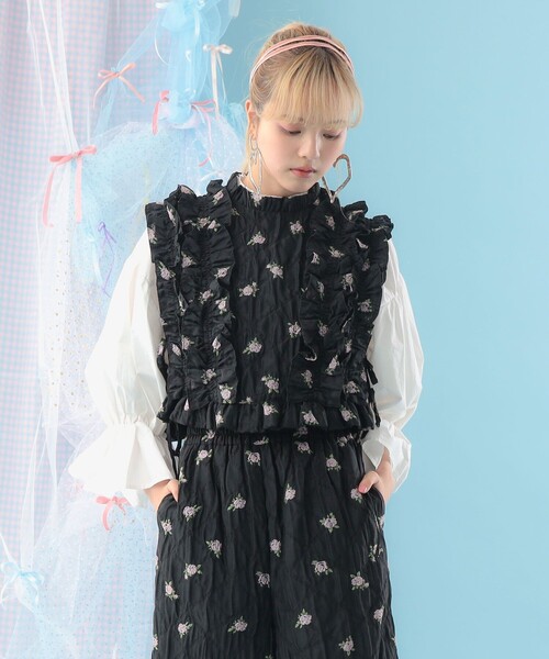 CAROLINA GLASER（カロリナ グレイサー）の「フラワー フリル ベスト（ベスト・レディース・ブラック/オフホワイト・ONE SIZE）」の5枚目の写真