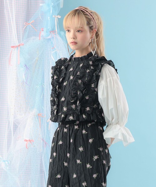CAROLINA GLASER（カロリナ グレイサー）の「フラワー フリル ベスト（ベスト・レディース・ブラック/オフホワイト・ONE SIZE）」の6枚目の写真