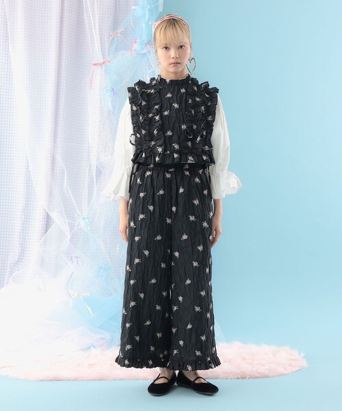 CAROLINA GLASER(カロリナ グレイサー)の「フラワー フリル ベスト(ベスト・レディース・ブラック/オフホワイト・ONE SIZE)」の16枚目の写真
