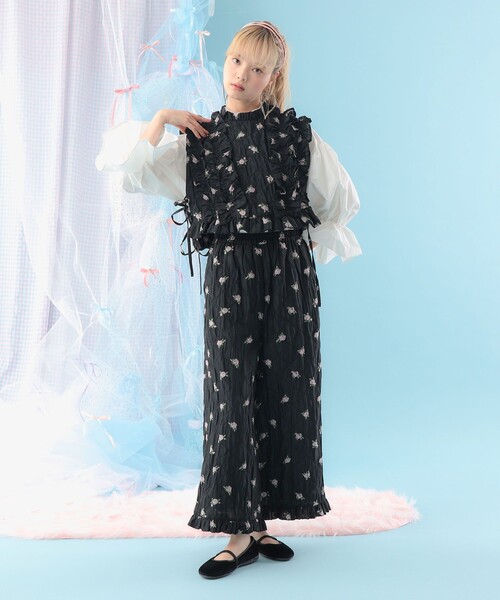 CAROLINA GLASER(カロリナ グレイサー)の「フラワー フリル ベスト(ベスト・レディース・ブラック/オフホワイト・ONE SIZE)」の18枚目の写真