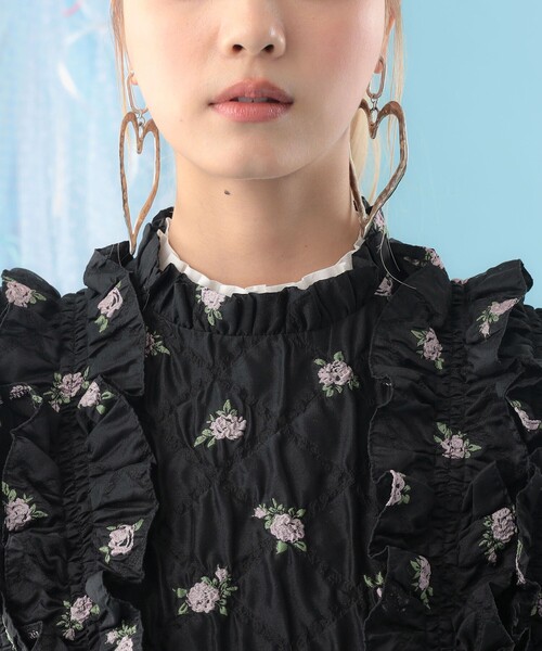 CAROLINA GLASER(カロリナ グレイサー)の「フラワー フリル ベスト(ベスト・レディース・ブラック/オフホワイト・ONE SIZE)」の7枚目の写真