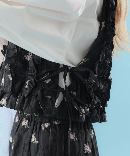 CAROLINA GLASER(カロリナ グレイサー)の「フラワー フリル ベスト(ベスト・レディース・ブラック/オフホワイト・ONE SIZE)」の6枚目の写真