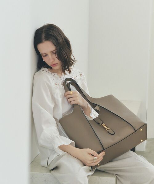 YECCA VECCA(イェッカヴェッカ)の「メタルロックトートバッグ(トートバッグ・レディース・ブラック/ベージュ・FREE)」の3枚目の写真