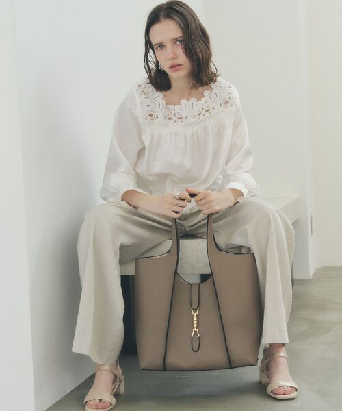 YECCA VECCA(イェッカヴェッカ)の「メタルロックトートバッグ(トートバッグ・レディース・ブラック/ベージュ・FREE)」の4枚目の写真