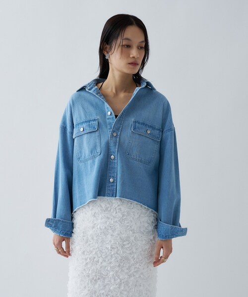 cloenc（クロエンス）の「【手洗い可】ライトデニムクロップドシャツ（シャツ/ブラウス・レディース・ブルー/ネイビー・03/02/01）」の2枚目の写真