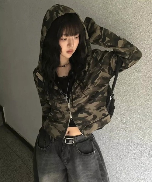 CANVAS+（キャンバスプラス）の「【CANVAS＋】クロップド丈迷彩柄ダブルジップパーカー（パーカー・レディース・カーキ・M）」の4枚目の写真