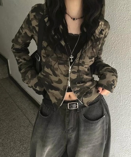 CANVAS+（キャンバスプラス）の「【CANVAS＋】クロップド丈迷彩柄ダブルジップパーカー（パーカー・レディース・カーキ・M）」の2枚目の写真