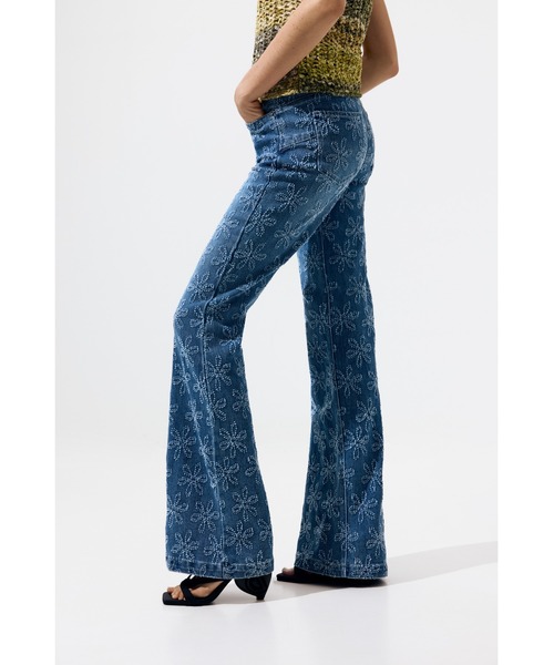 Desigual（デシグアル）の「花柄刺繍フレアデニム 90sブーツカット（デニムパンツ・レディース・ブルー・36/38/40/44/34/42）」の2枚目の写真