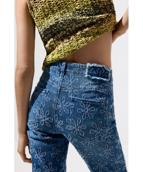 Desigual（デシグアル）の「花柄刺繍フレアデニム 90sブーツカット（デニムパンツ・レディース・ブルー・36/38/40/44/34/42）」の3枚目の写真