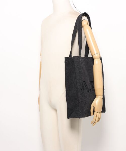 A.P.C.(アーペーセー)の「TOTE LOU(トートバッグ・メンズ・ブラック・ONESIZE)」の5枚目の写真