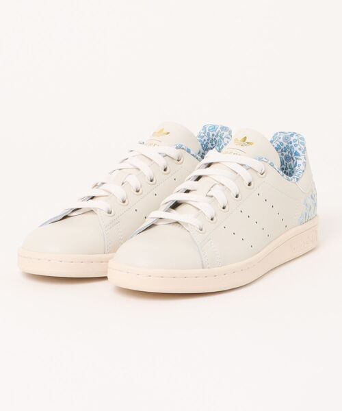 adidas(アディダス)の「ADIDAS アディダス STAN SMITH LIBERTY LONDON スタンスミス リバティ ロンドン KK2762 ABC-MART限定 *CHAL/CHAL/CHAL(スニーカー・レディース・ホワイト・22.0cm/22.5cm/23.0cm/23.5cm/24.0cm/24.5cm/25.0cm/25.5cm/26.0cm/26.5cm/27.0cm)」の2枚目の写真