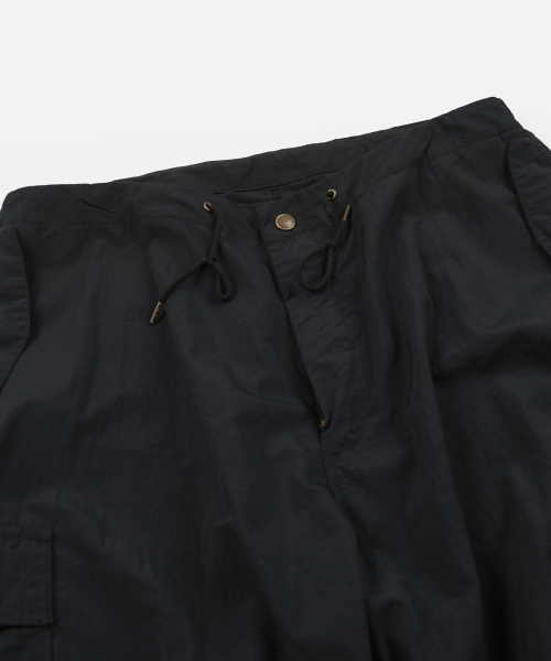 FRIZMWORKS（フリズムワークス）の「PARACHUTE NYLON BALLOON PANTS _ BLACK（その他パンツ・メンズ・その他・LARGE/MEDIUM/SMALL/X-LARGE）」の6枚目の写真