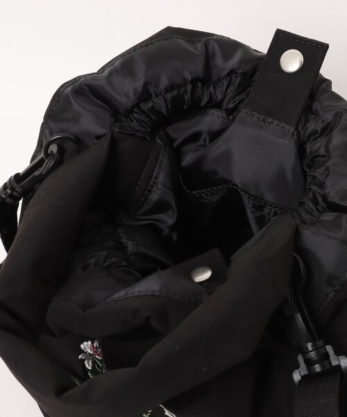 SUPER HAKKA（スーパーハッカ）の「「glanta」ビッグ＆ポピーブーケ刺繍巾着＆ショルダーバッグ（ショルダーバッグ・レディース・ベージュ/ブラック/ブルー・FREE）」の6枚目の写真