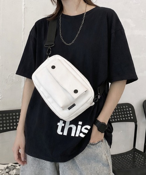 NANEA(ナネア)の「フロントポケット スクエアショルダーバッグ(ショルダーバッグ・レディース・ホワイト/ブラック・フリー)」の4枚目の写真