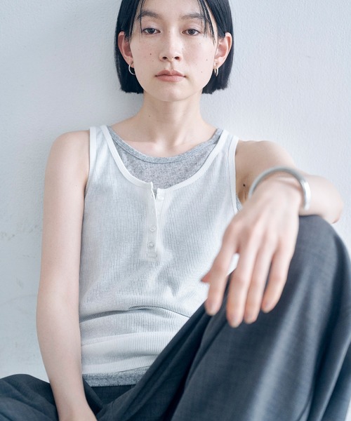 Obis&(オビスアンド)の「【2枚セット】マルチway ヘンリーリブタンク&ベーシックタンク(タンクトップ・レディース・ホワイト×ライトグレー/グレー系その他・FREE)」の2枚目の写真