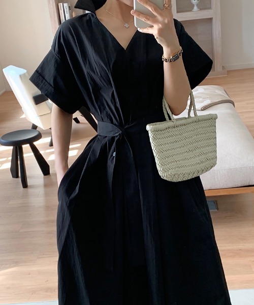 AMAJI(アマジ)の「Vネックワンピース 半袖 ウエストベルト付き ミモレ丈(ワンピース・レディース・ブラック/ライトブルー/カーキ/ピンク/ホワイト・FREE)」の3枚目の写真