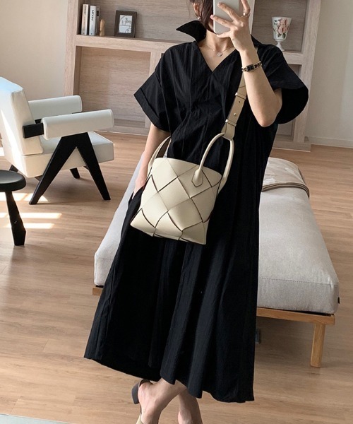 AMAJI(アマジ)の「Vネックワンピース 半袖 ウエストベルト付き ミモレ丈(ワンピース・レディース・ブラック/ライトブルー/カーキ/ピンク/ホワイト・FREE)」の8枚目の写真