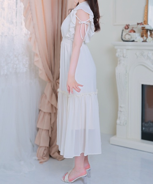 Anely(アネリー)の「リボン フリル ショルダー ティアード ロング ワンピース(ワンピース・レディース・グレー/ブラック/アイボリー・FREE)」の5枚目の写真