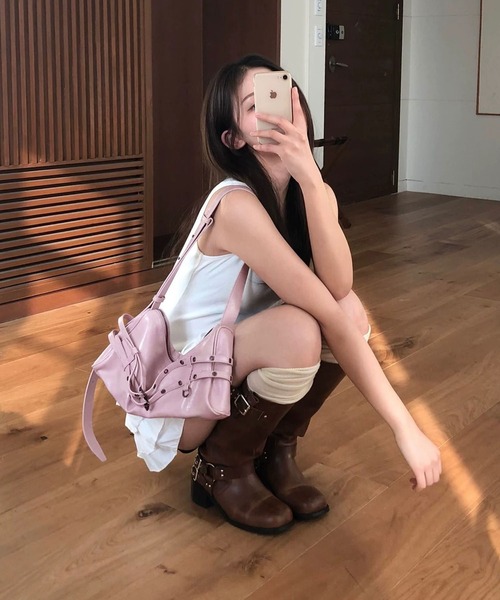LA VORAGINE(ラ ヴォラジネ)の「ピンクブラック ベルトデザイン バイカーバッグ ショルダークロスボディ Y2K 韓国風(ショルダーバッグ・レディース・ピンク/ブラック・FREE)」の9枚目の写真