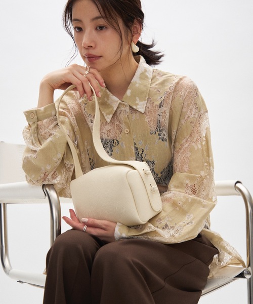 Lutim by u（ルチバイユー）の「マットフェイクレザーボックスショルダーバック（ショルダーバッグ・レディース・ブルー/ブラック/ホワイト・FREE）」の2枚目の写真