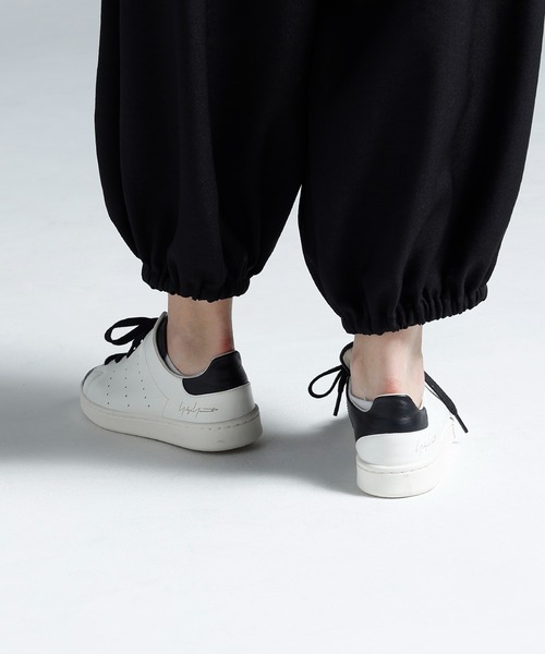 Y-3(ワイスリー)の「Y-3 DIAGONAL STAN SMITH(スニーカー・メンズ・ホワイト×ブラック・24.5cm/25.5cm/26.0cm/26.5cm/27.0cm/27.5cm/28.0cm/28.5cm/23.5cm/22.5cm/23.0cm/24.0cm/29.0cm/29.5cm)」の2枚目の写真