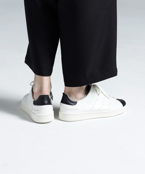 Y-3(ワイスリー)の「Y-3 DIAGONAL STAN SMITH(スニーカー・メンズ・ホワイト×ブラック・24.5cm/25.5cm/26.0cm/26.5cm/27.0cm/27.5cm/28.0cm/28.5cm/23.5cm/22.5cm/23.0cm/24.0cm/29.0cm/29.5cm)」の4枚目の写真