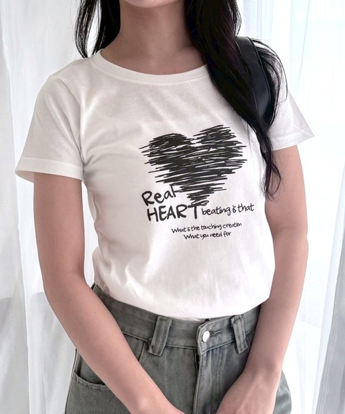 fiere(フィエール)の「モノクロハートデザインプリントショート丈半袖Tシャツ(Tシャツ/カットソー・レディース・ホワイト・WM)」の2枚目の写真