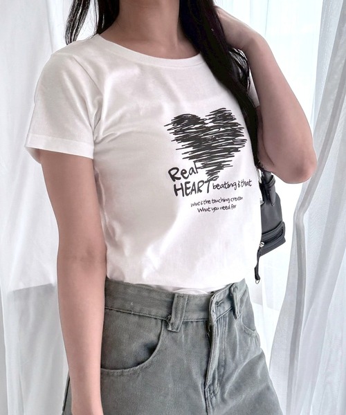fiere(フィエール)の「モノクロハートデザインプリントショート丈半袖Tシャツ(Tシャツ/カットソー・レディース・ホワイト・WM)」の3枚目の写真