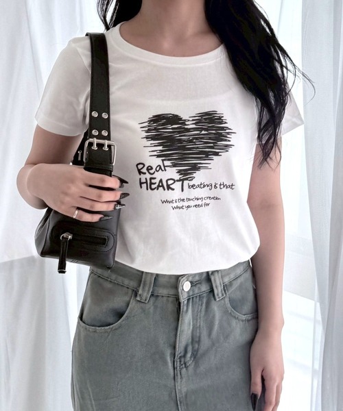 fiere(フィエール)の「モノクロハートデザインプリントショート丈半袖Tシャツ(Tシャツ/カットソー・レディース・ホワイト・WM)」の4枚目の写真