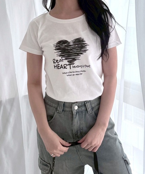 fiere(フィエール)の「モノクロハートデザインプリントショート丈半袖Tシャツ(Tシャツ/カットソー・レディース・ホワイト・WM)」の6枚目の写真