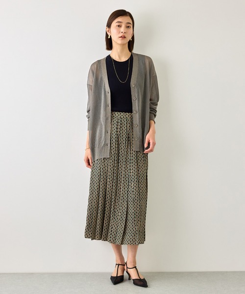 ROPE'(ロペ)の「シアーラメVネックニットカーディガン/イージーケア(カーディガン/ボレロ・レディース・ベージュ/チャコールグレー・FREE)」の5枚目の写真