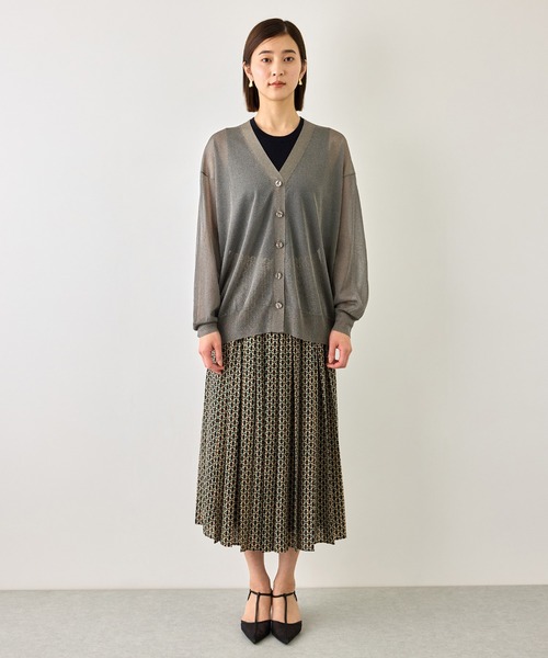 ROPE'(ロペ)の「シアーラメVネックニットカーディガン/イージーケア(カーディガン/ボレロ・レディース・ベージュ/チャコールグレー・FREE)」の7枚目の写真