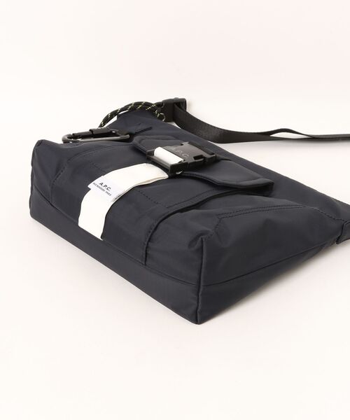 A.P.C.（アーペーセー）の「BESACE TREK（ボディバッグ/ウエストポーチ・メンズ・ダークネイビー・ONESIZE）」の3枚目の写真