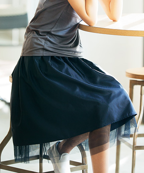 IEDIT（イディット）の「【スカート丈が選べる】ミルブロウズ　透け感のニュアンスを楽しむストライプ×チュールのリバーシブルスカート　 　（スカート・レディース・ベージュ系その他/グレー系その他/ネイビー・MEDIUM/NS/LARGE/SMALL/XX-LARGE/X-LARGE/NM）」の3枚目の写真