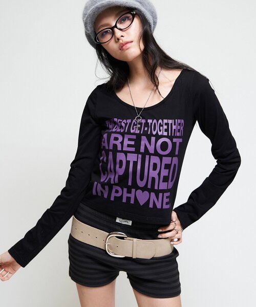 WHO'S WHO gallery(フーズフーギャラリー)の「【WEB限定】メッセージL/Sトップス(Tシャツ/カットソー・レディース・ブラック/ミント/オフホワイト/パープル/ブラウン・FREE)」の7枚目の写真