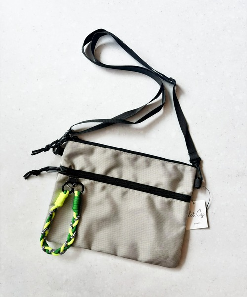 lit.Cy（リットシー）の「パラコードチャーム付き フラットナイロンサコッシュ（ショルダーバッグ・メンズ・ベージュ/カーキ/オレンジ/グレー/ブラック/ネイビー・FREE）」の3枚目の写真
