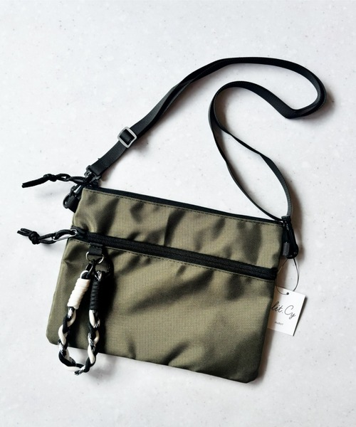 lit.Cy（リットシー）の「パラコードチャーム付き フラットナイロンサコッシュ（ショルダーバッグ・メンズ・ベージュ/カーキ/オレンジ/グレー/ブラック/ネイビー・FREE）」の4枚目の写真