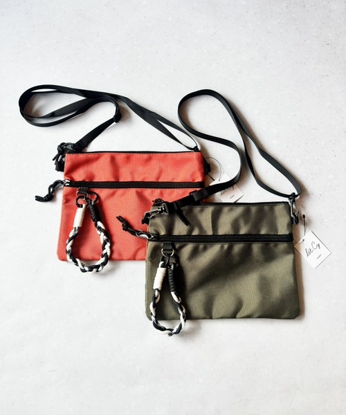lit.Cy（リットシー）の「パラコードチャーム付き フラットナイロンサコッシュ（ショルダーバッグ・メンズ・ベージュ/カーキ/オレンジ/グレー/ブラック/ネイビー・FREE）」の22枚目の写真